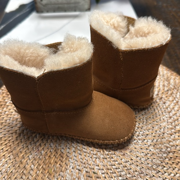 UGG Toddler boots size 4/5 - Picture 2 of 3